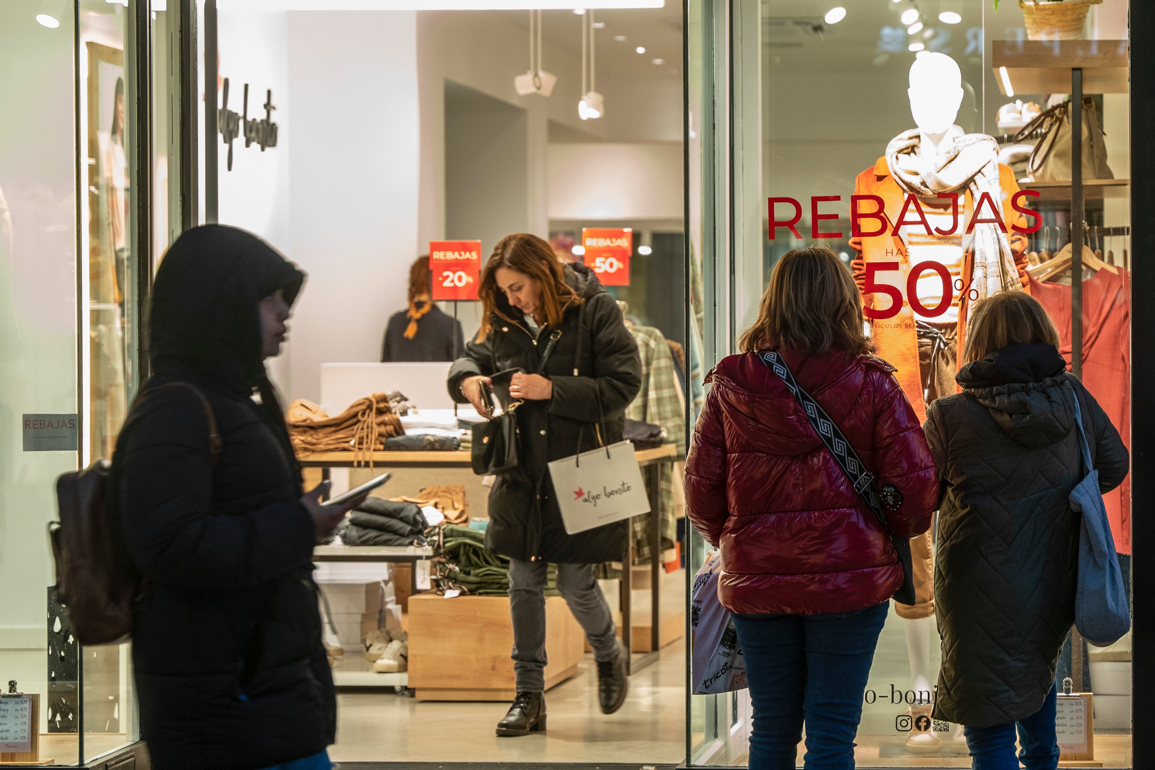 SANTANDER, 08/01/2024.- Las rebajas de invierno han arrancado este domingo en las grandes superficies con buenas ventas y hoy llegan al comercio minorista, que afronta la campaña en Cantabria con escasas expectativas de aumentar sus ventas, porque el sector encadena descuentos y promociones durante todo el año. Desde que se liberalizaron, el efecto de atracción del consumidor que tienen las rebajas en el pequeño comercio es menor y también son menos los días de campaña, explica a EFE el secretario general de la federación de comerciantes Coercan, Gonzalo Cayón. Antes del cambio de normativa, señala, duraban dos meses y muchos comerciantes hacían &quot;muy buenas cifras&quot;, pero hoy su efecto es &quot;prácticamente nulo&quot;. &quot;Pocos comercios tienen ya el periodo de rebajas como uno de los principales focos de atracción de clientes y de captación de ventas&quot;, resume. EFE/ROMÁN G. AGUILERA
