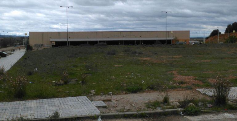 Nave comercial hoy abandonada en la que se iba a construir un gran centro comercial en Puertollano