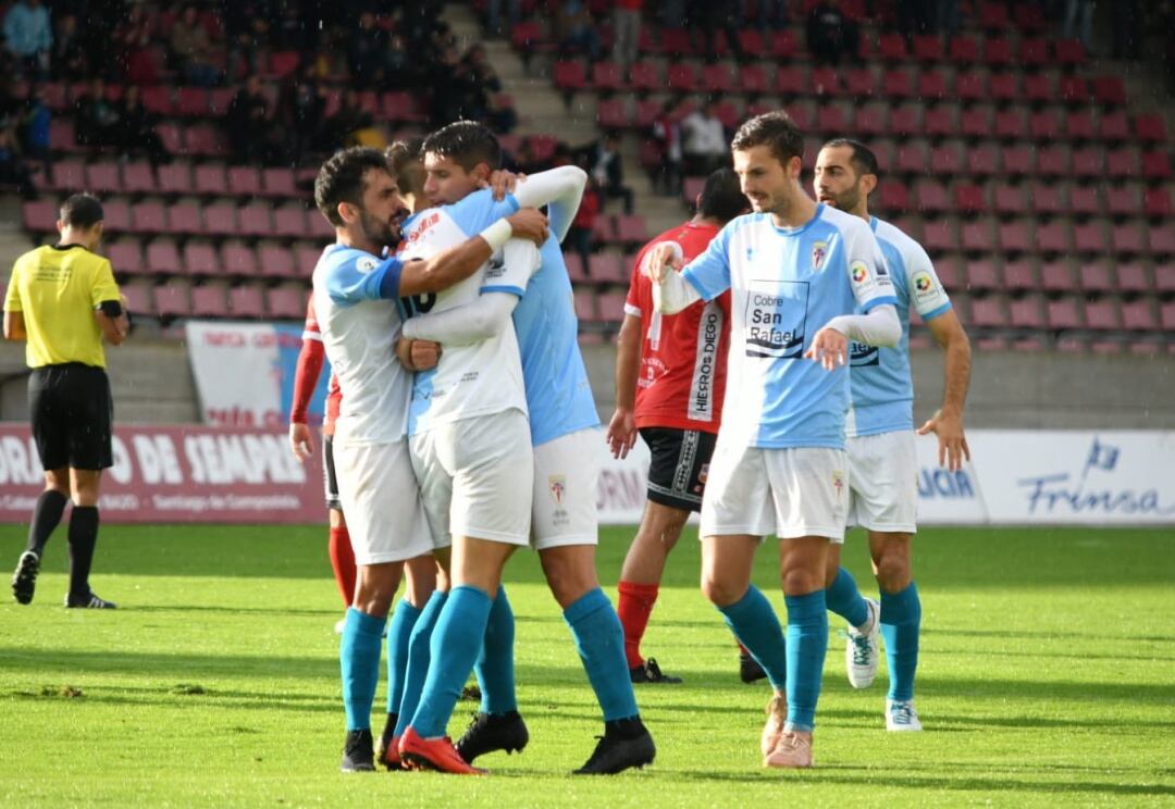 Los jugadores del Compostela celebran uno de los goles marcados por Brais Abelenda