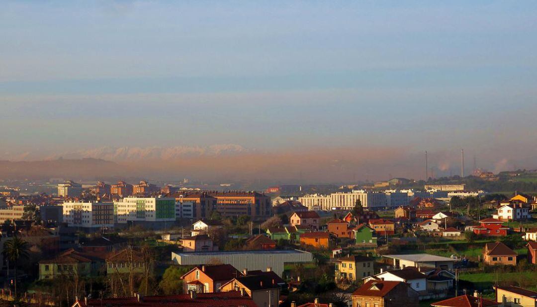 Vista de Jove, una de los barrios gijoneses m&aacute;s castigados por la contaminaci&oacute;n