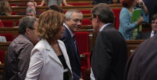 Artur Mas i Pere Navarro se saluden al ple del Parlament