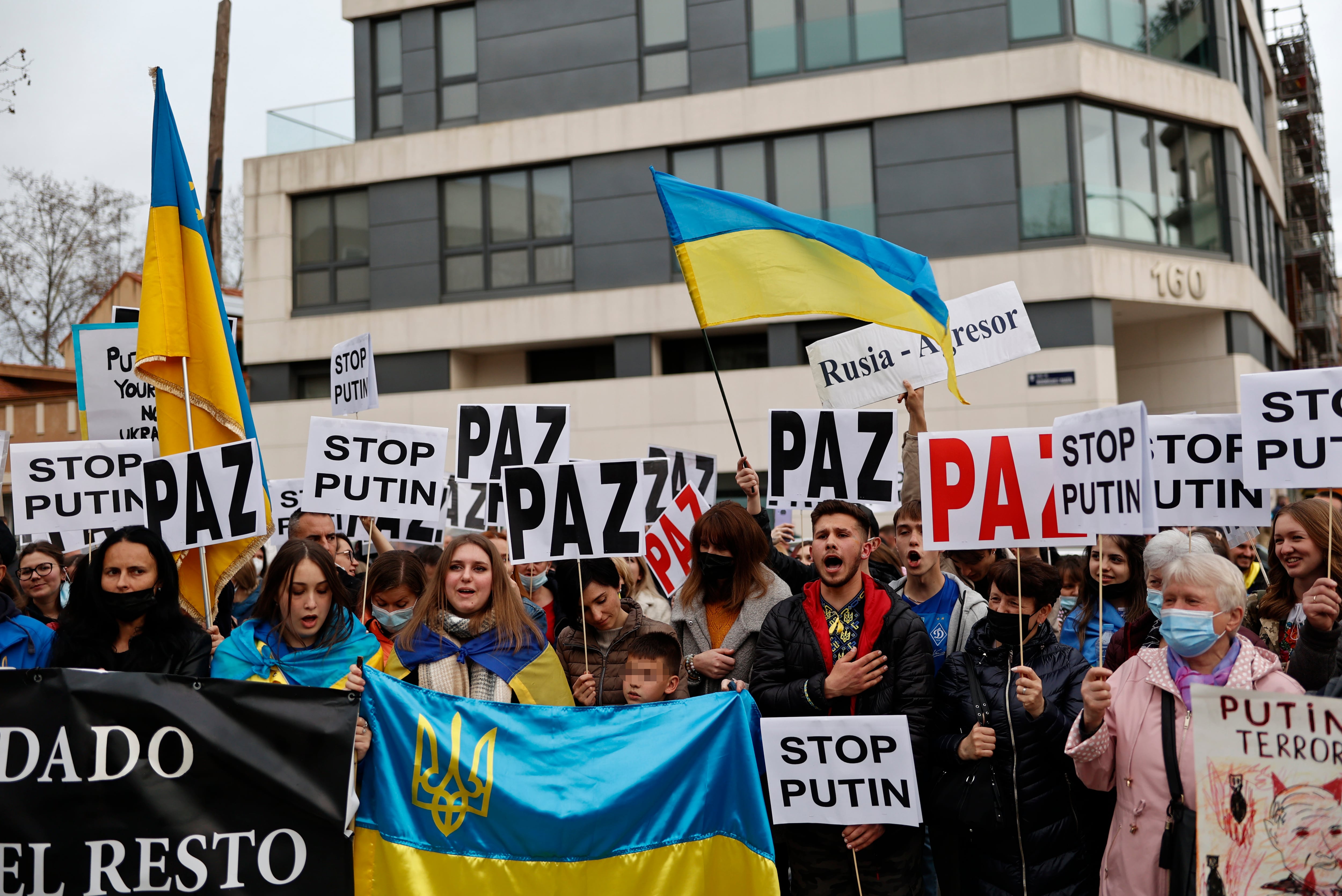 Protesta en la embajada de Rusia en España