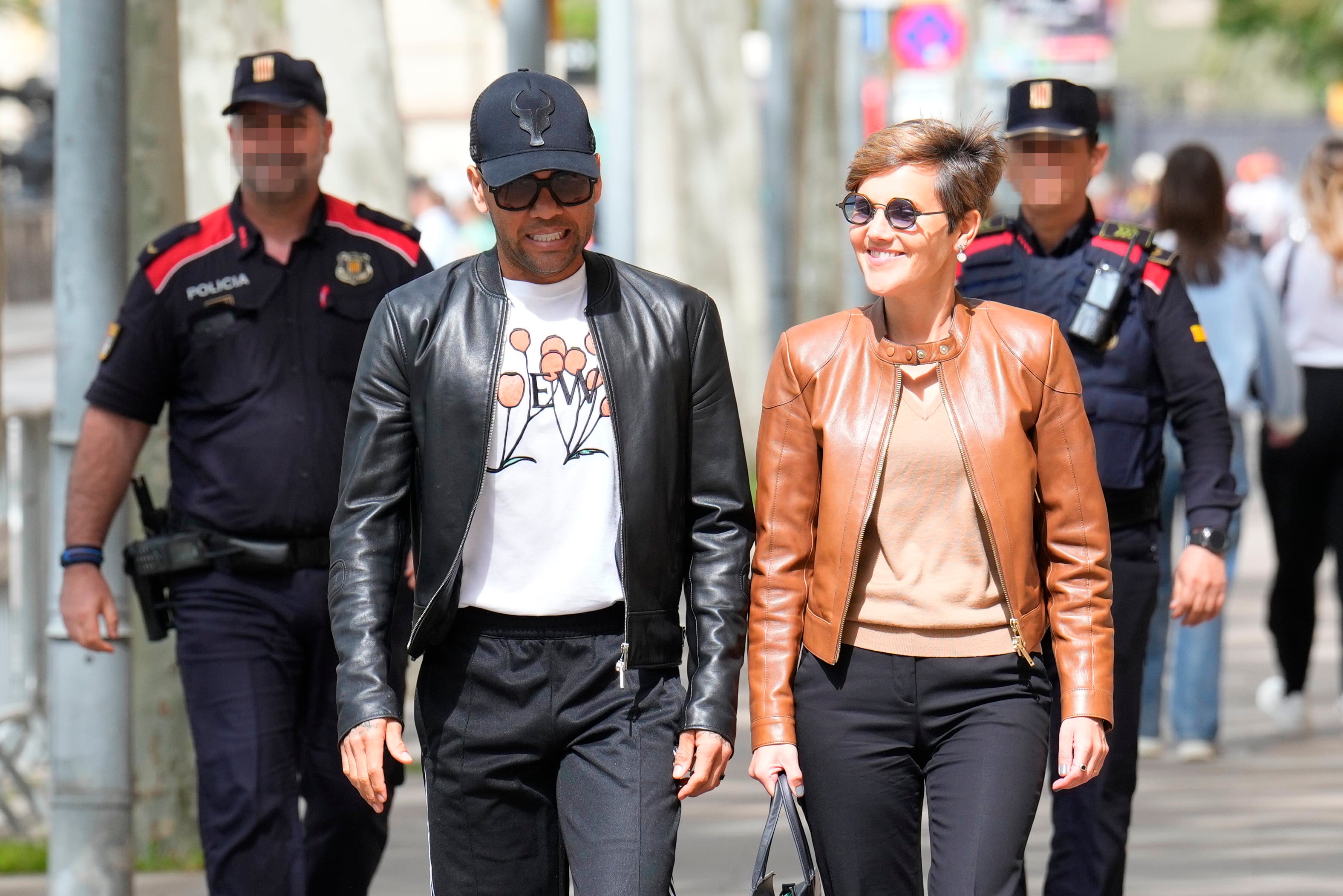 GRAFCAT2209. BARCELONA, 05/04/2024.- El exfutbolista Dani Alves junto a su abogada Inés Guardiola a su salida de la Audiencia de Barcelona tras cumplir con la comparecencia semanal que le impuso el tribunal para dejarlo en libertad provisional tras su condena por violación. EFE/Alejandro García
