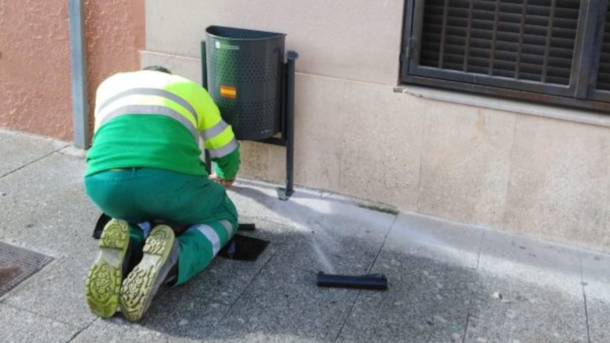 El ayuntamiento de Caudete coloca nuevas papeleras en el casco urbano