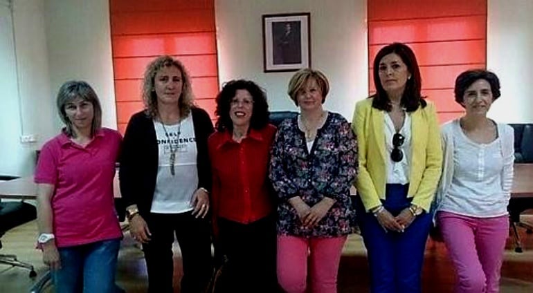 Las seis ediles del PP de Remondo. La alcaldesa, María José González, tercera empezando por la izquierda.