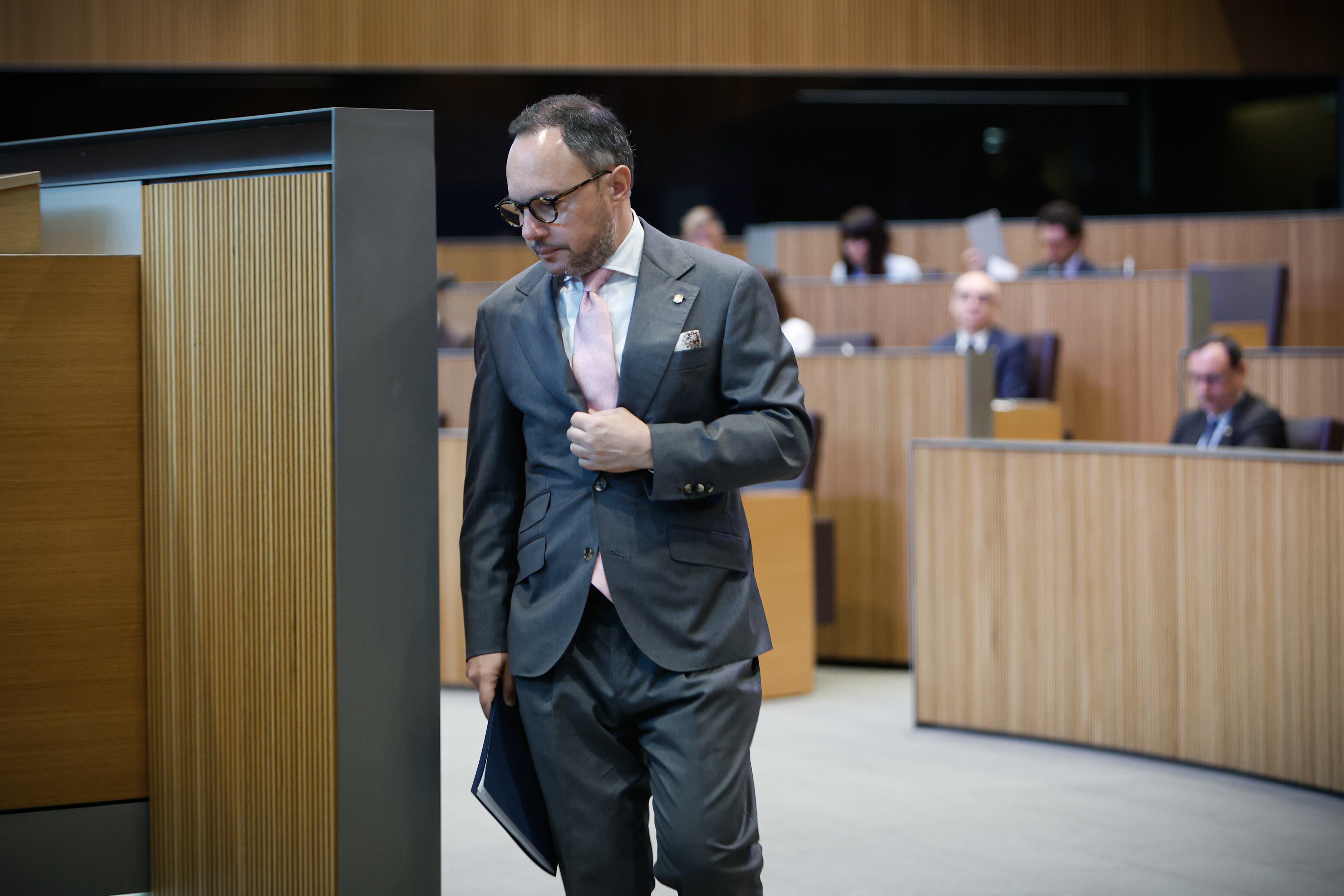 El cap de Govern, Xavier Espot, dirigint-se a la tribuna d'oradors del Consell General per pronunciar el seu discurs en la primera jornada del Debat d'orientació política