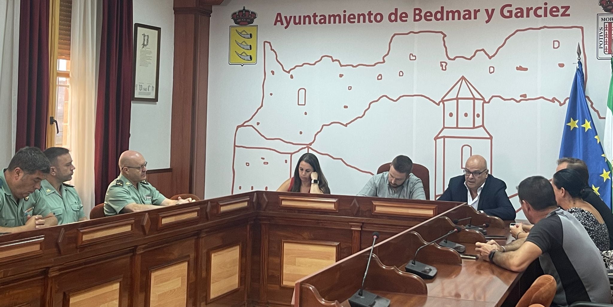 Momento de la reunión de la Junta Local de Seguridad de Bedmar, copresidida por el alcalde de Bedmar, Enrique Carreras, y el subdelegado del gobierno, Manuel Fernández