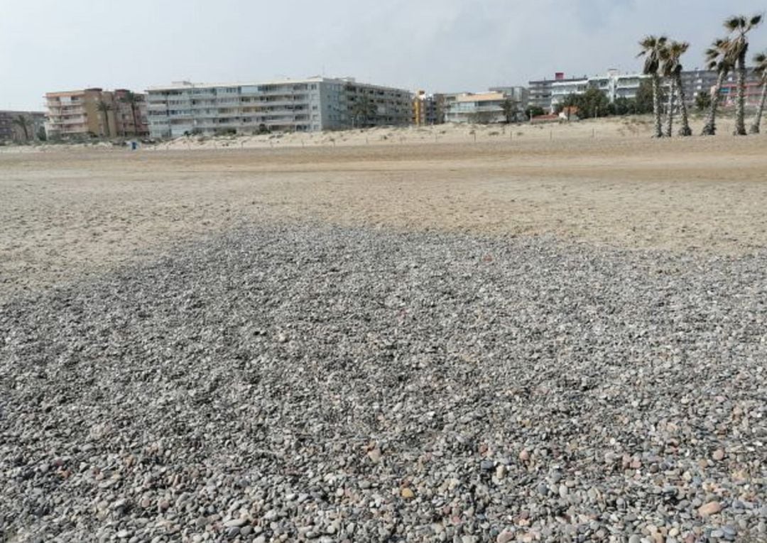 La playa de Canet d&#039;En Berenguer, con más piedras que arena 