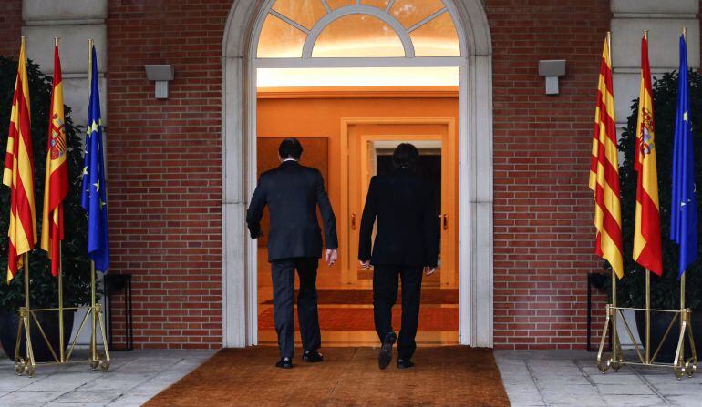 El presidente del Gobierno en funciones, Mariano Rajoy (i) y el presidente de la Generalitat, Carles Puigdemont durante su primera reunión en el Palacio de la Moncloa