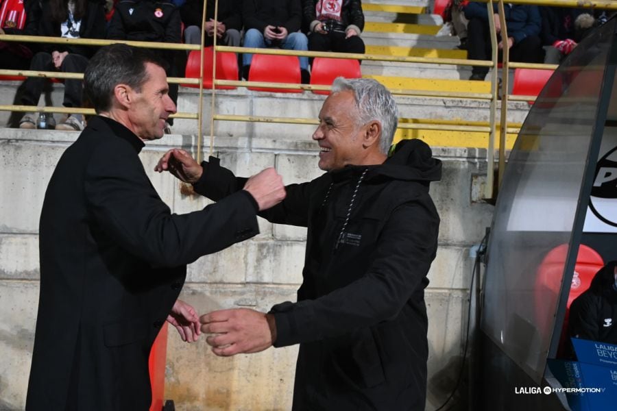 Sergio Pellicer, a la derecha, saluda a José Ángel Ciganda antes del partido en León