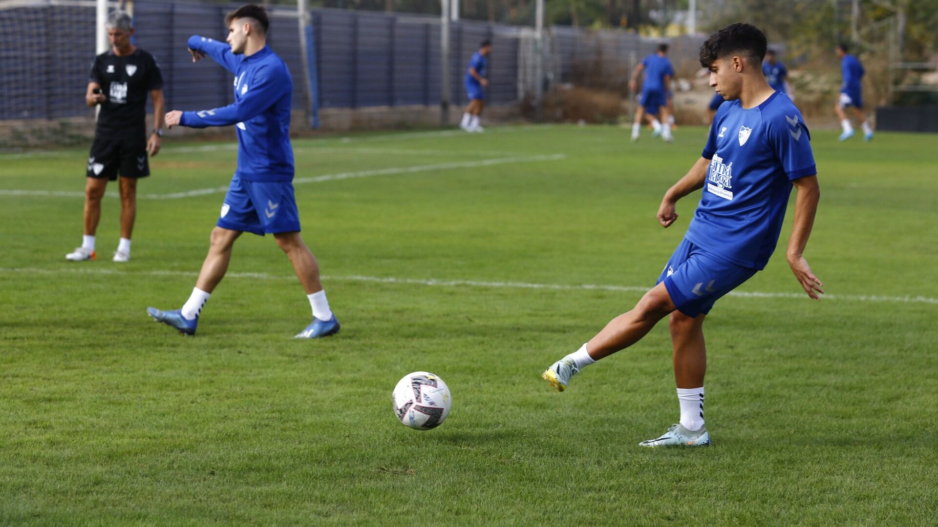 El Málaga realizó el primer entrenamiento de la semana en el campo de la Federación Malagueña