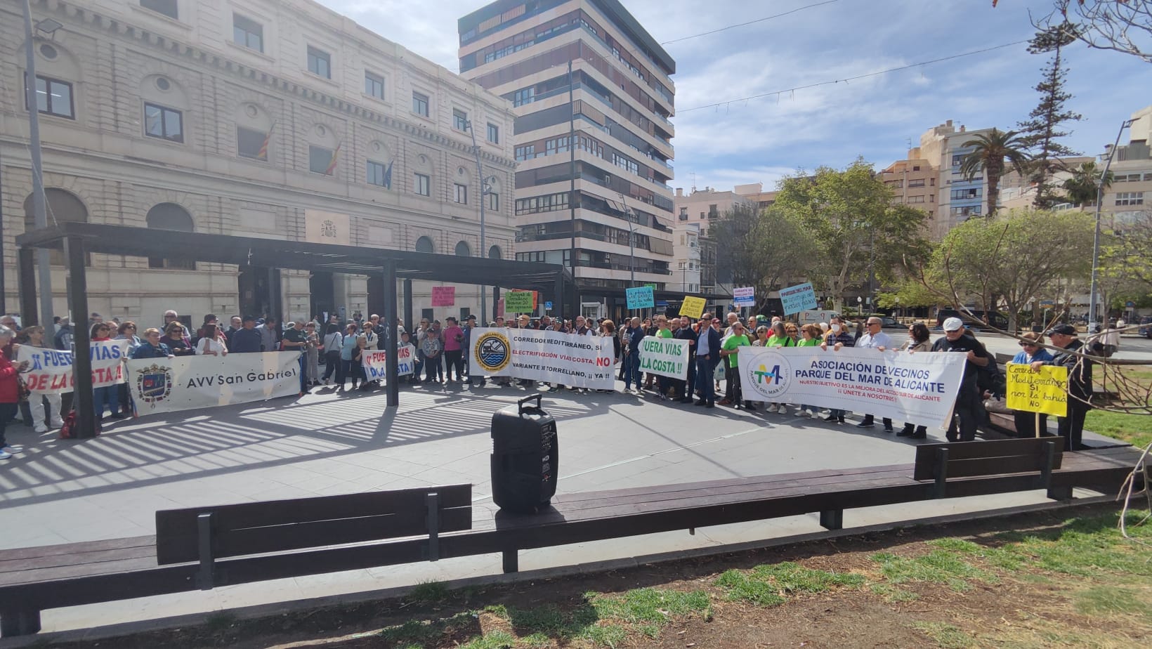 Protesta de la Variante de Torrellano ¡Ya! en la plaza de la Montañeta