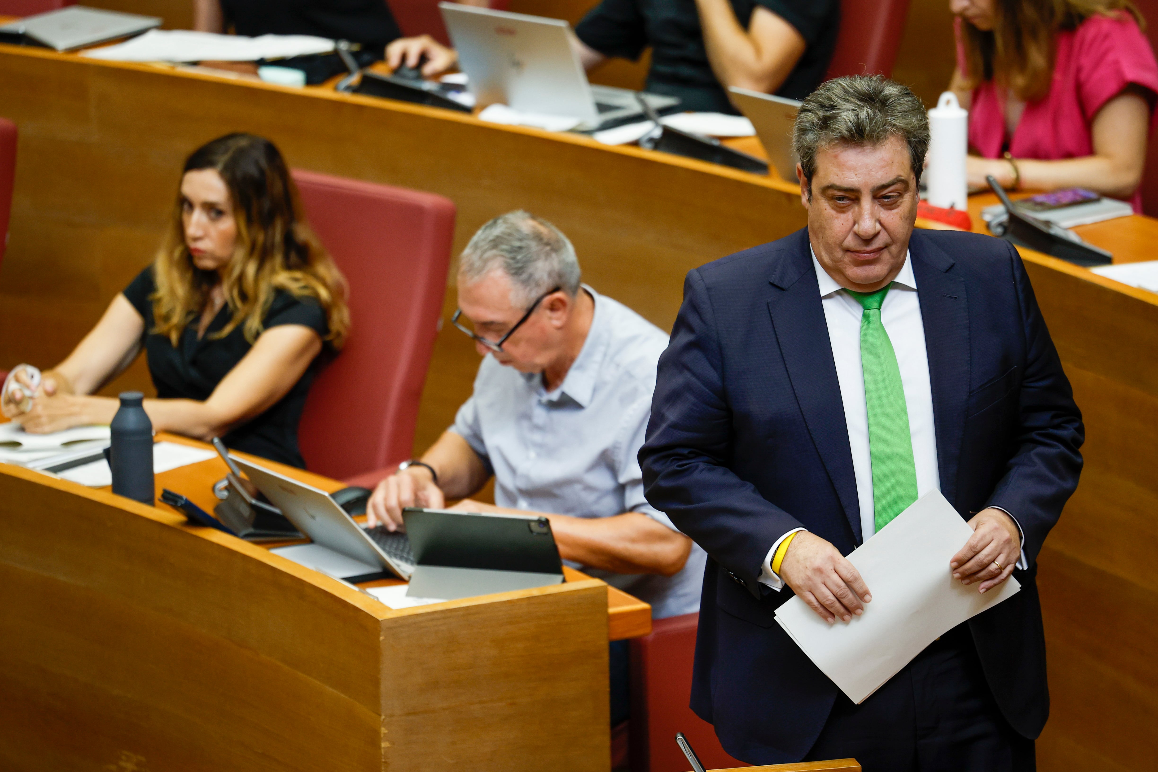 l portavoz parlamentario de Vox, José María Llanos, durante el pleno de Les Corts