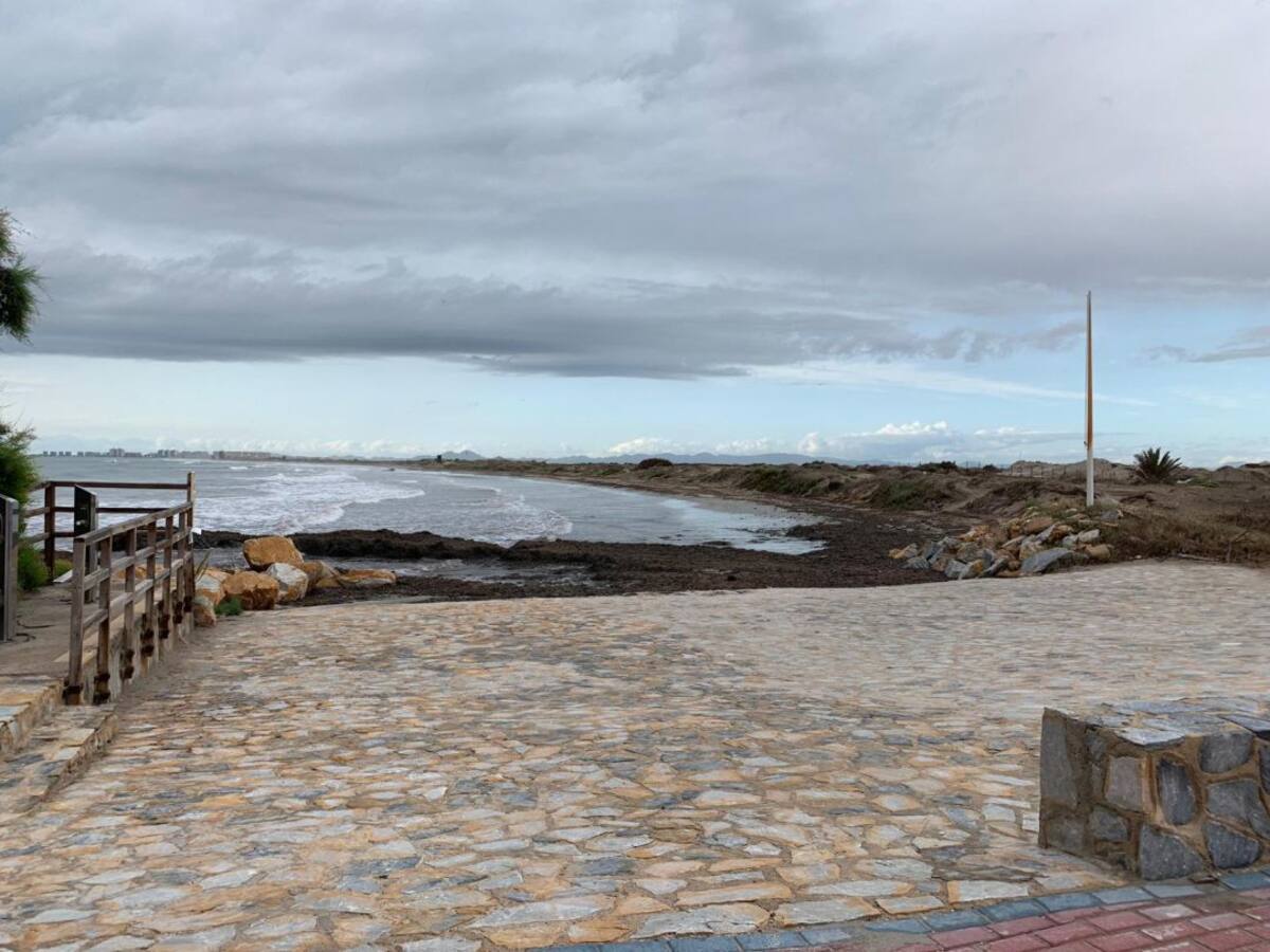 El fuerte oleaje hace que se cierren las playas de El Mojón y La Llana