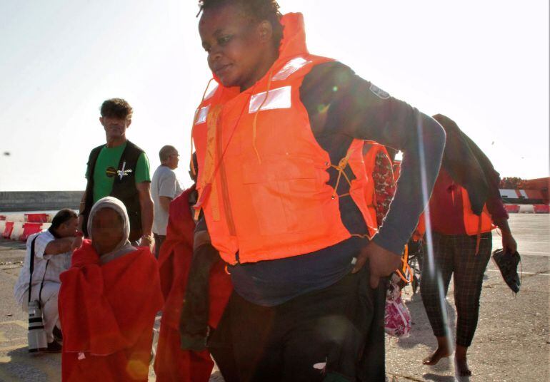 El barco Guardamar Caliope atraca en el Puerto de Motril (Granada) con los 241 inmigrantes, de ellos 50 mujeres y 10 menores, rescatados por Salvamento Marítimo cuando navegaban en 5 pateras 