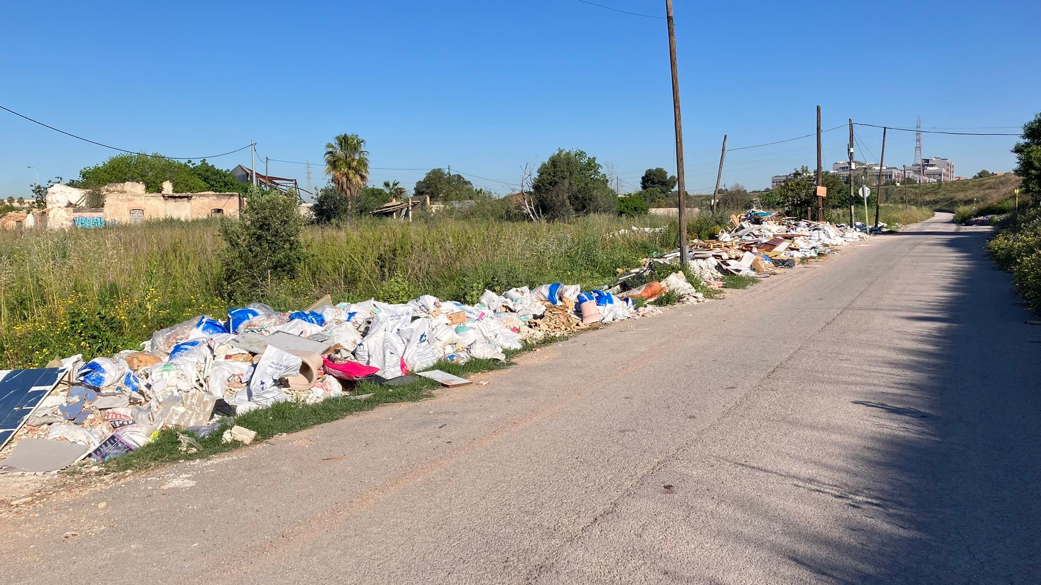 Acceso al ecoparque de Vara de Quart.