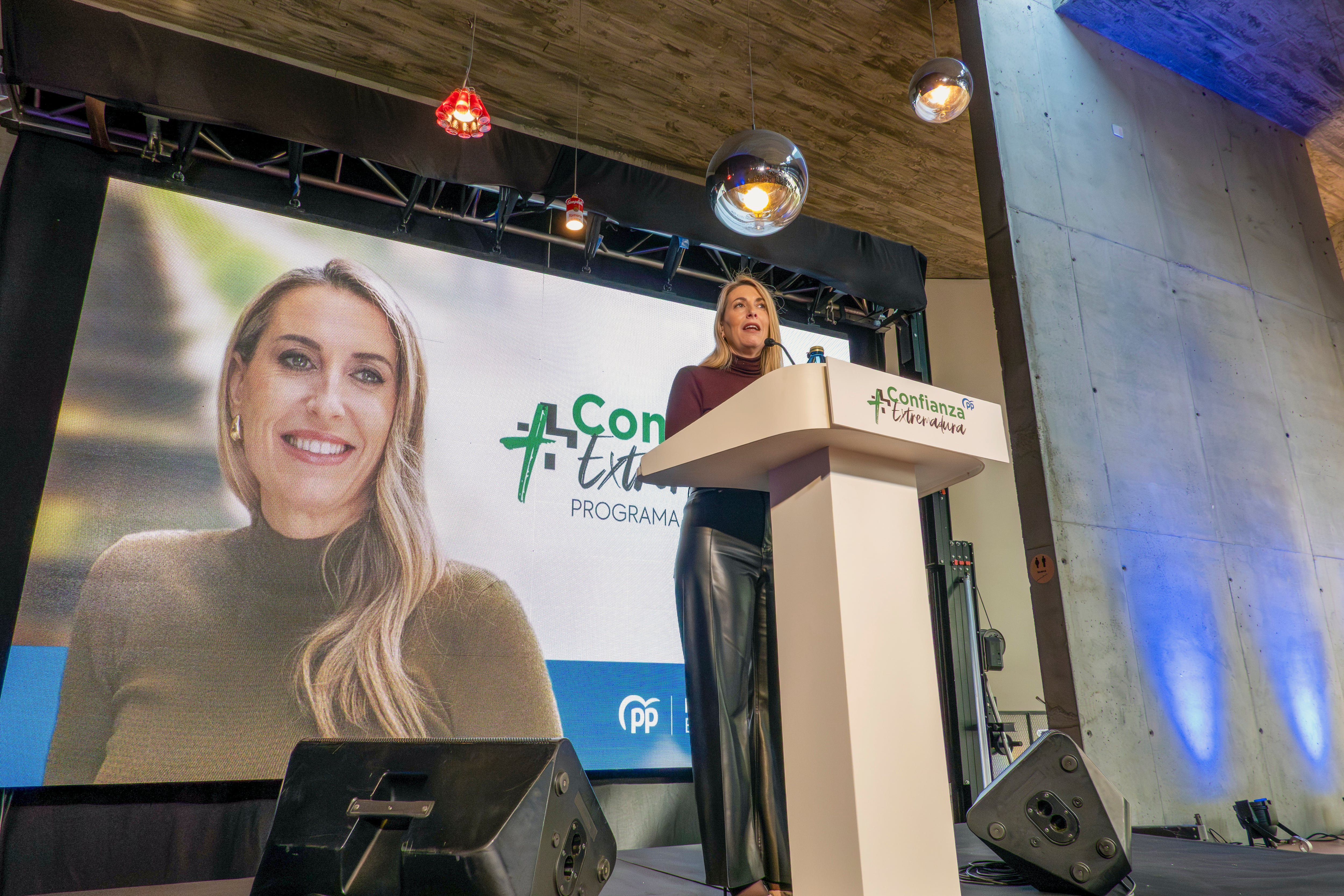 BADAJOZ, 03/12/2025.- La presidenta de la Junta y candidata a la reelección por el PP, María Guardiola, presenta las líneas del programa electoral con el que concurre a los comicios autonómicos del 21 de diciembre, este miércoles. EFE/ Jero Morales