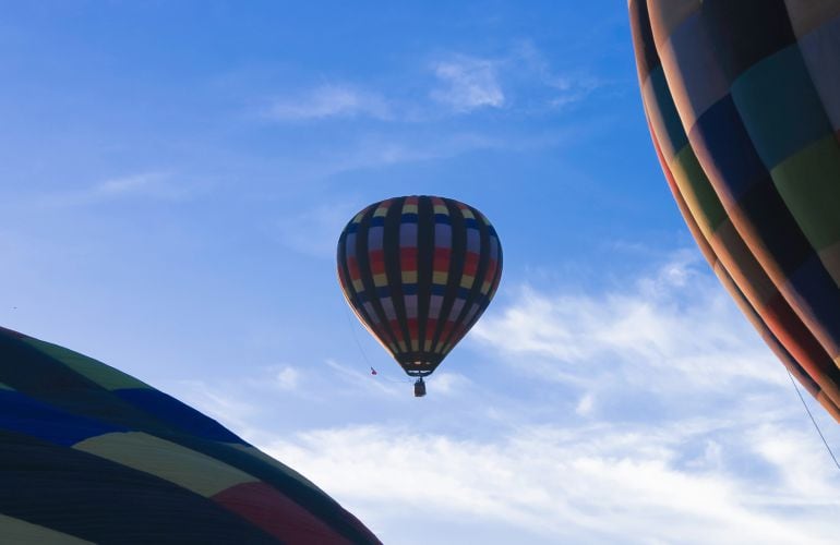 Un globo aerostático se incendia y se estrella en Texas con al menos 16 personas a bordo.