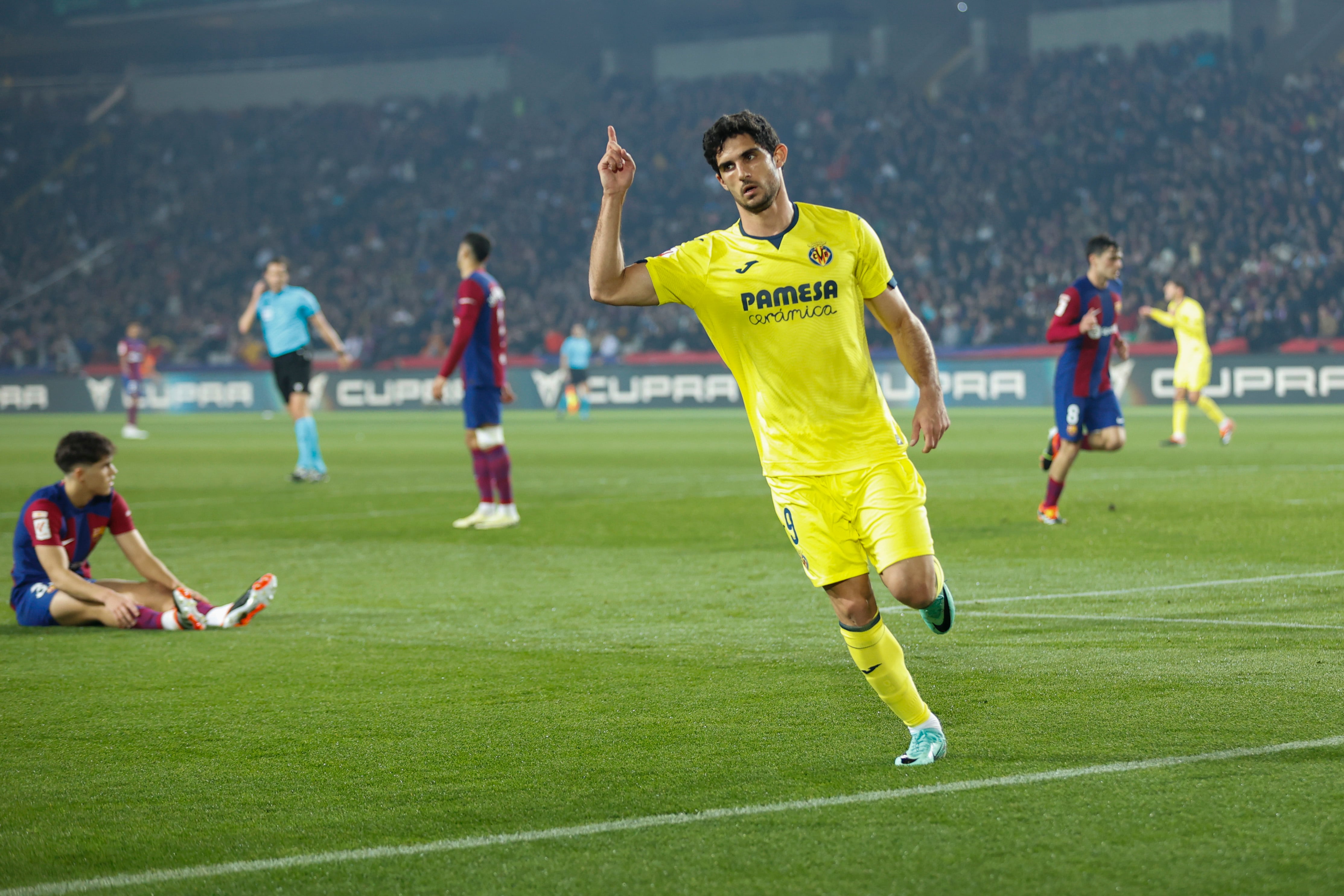 BARCELONA, 27/01/2024.- El delantero portugués del Villarreal Gonçalo Guedes celebra su gol durante el partido de la jornada 22 de LaLiga EA Sports entre el FC Barcelona y el Villarreal CF, este sábado en el estadio Olímpico de Montjuic, en Barcelona. EFE/ Toni Albir
