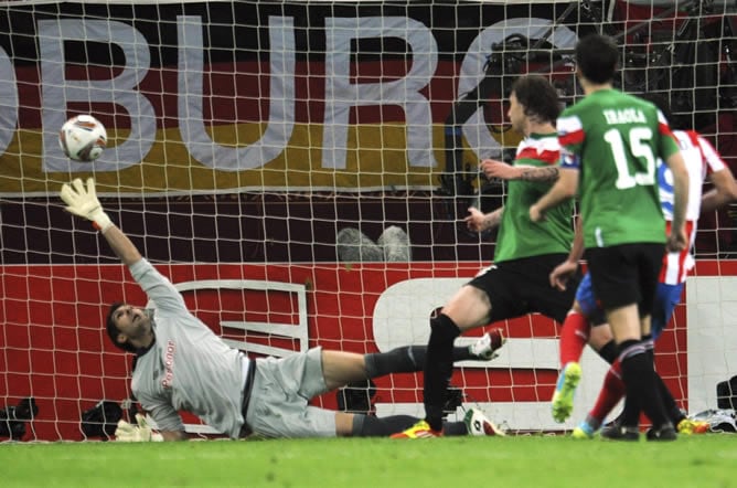 El delantero colombiano del Atlético de Madrid, Radamel Falcao (dcha), marca el 2-0 durante la final de la Liga Europa que disputan el Atlético de Madrid y el Athletic de Bilbao en el National Arena de Bucarest