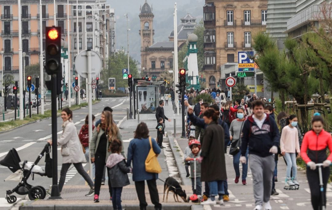 Vista del paseo de la Zurriola de San Sebastián el pasado domingo, durante el primer día en el que los menores de 14 años salieron a la calle.