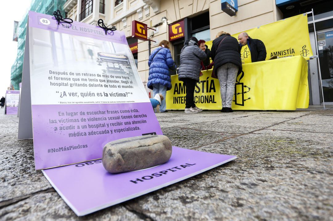 Amnistía Internacional durante una performance en la que se simbolizan los obstáculos para las víctimas de violencia sexual en España