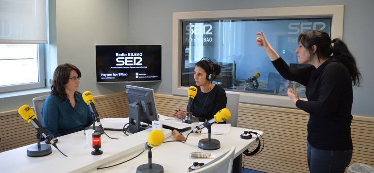 La candidata de Ciudadanos, Henar Pascual, ha contado con la ayuda de una intérprete de signos para facilitar la entrevista