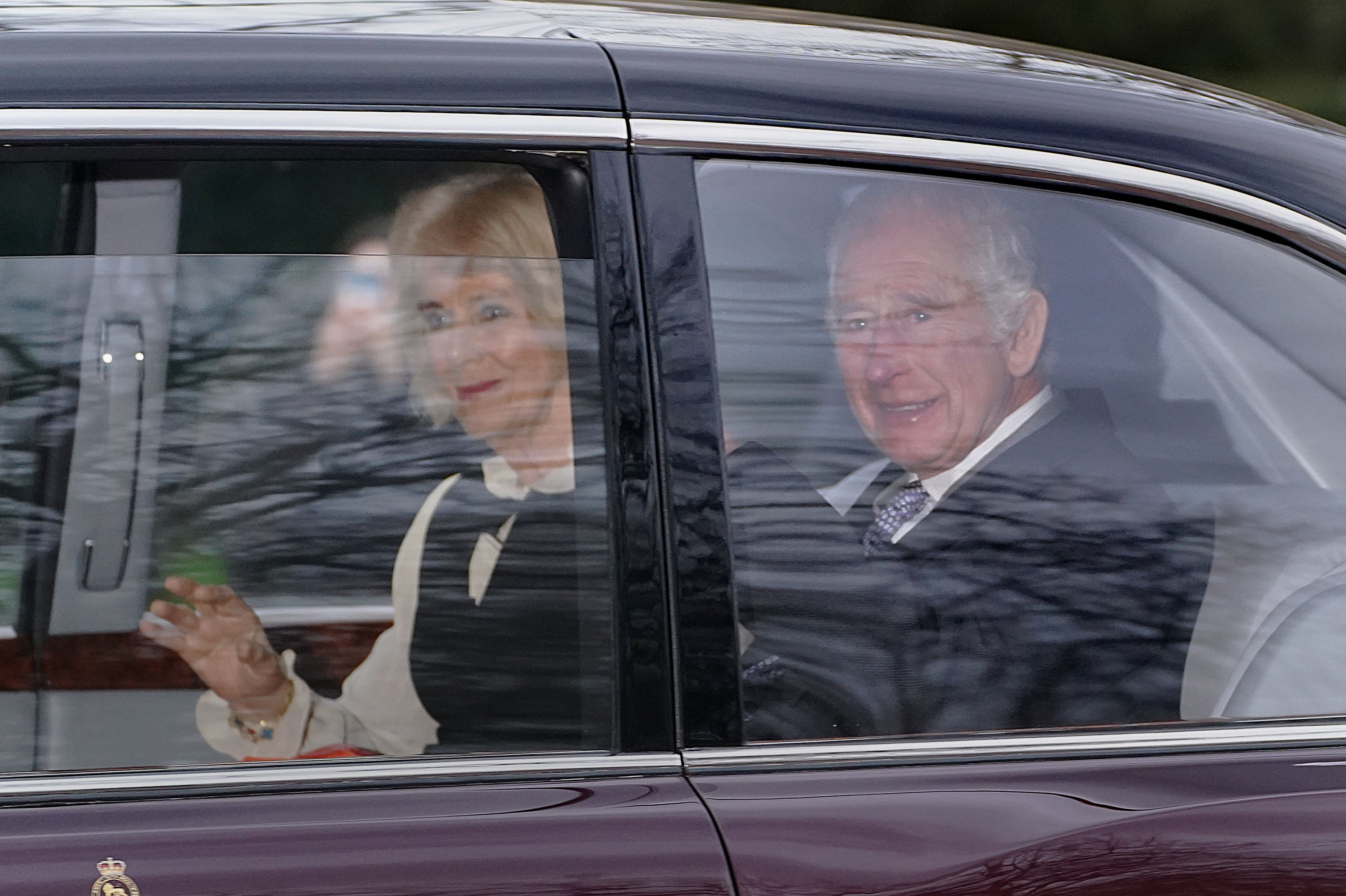 El rey Carlos III y la reina Camilla abandonan Clarence House este martes tras conocerse la enfermedad del monarca.