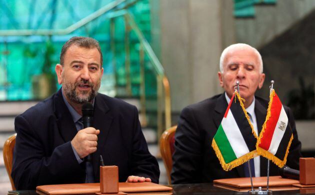 El líder de la delegación de Hamás, Saleh Arouri, durante la conferencia junto al líder de Fatah, Azzam Ahmad, en El Cairo