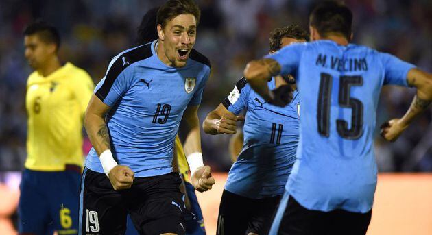 Sebastián Coates (primero por la izquierda) celebra un gol con Uruguay.