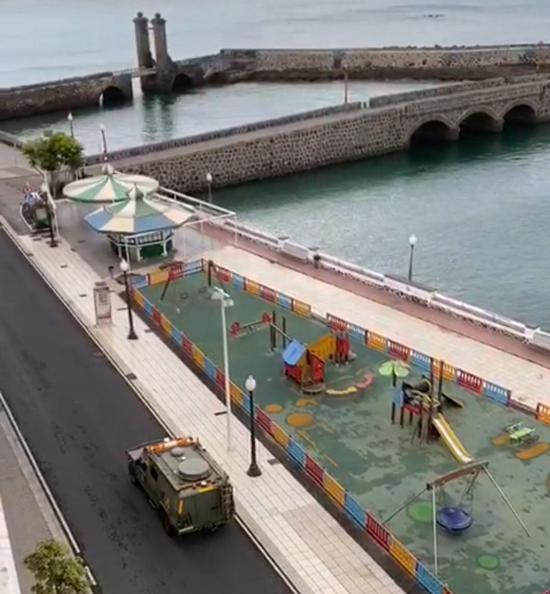 Imagen de archivo de la UME patrullando en Arrecife en pleno confinamiento. 