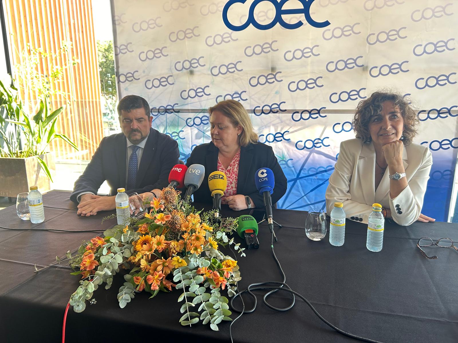 Ana Correa, en el centro, junto a Cristóbal Dobarro y Carmen Romero
