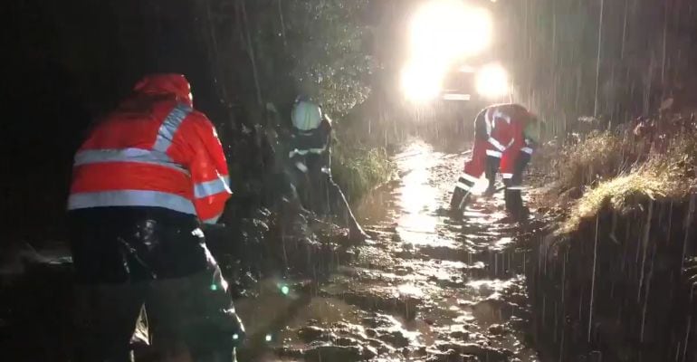 Bomberos del SEPEI trabajando en Elche de la Sierra