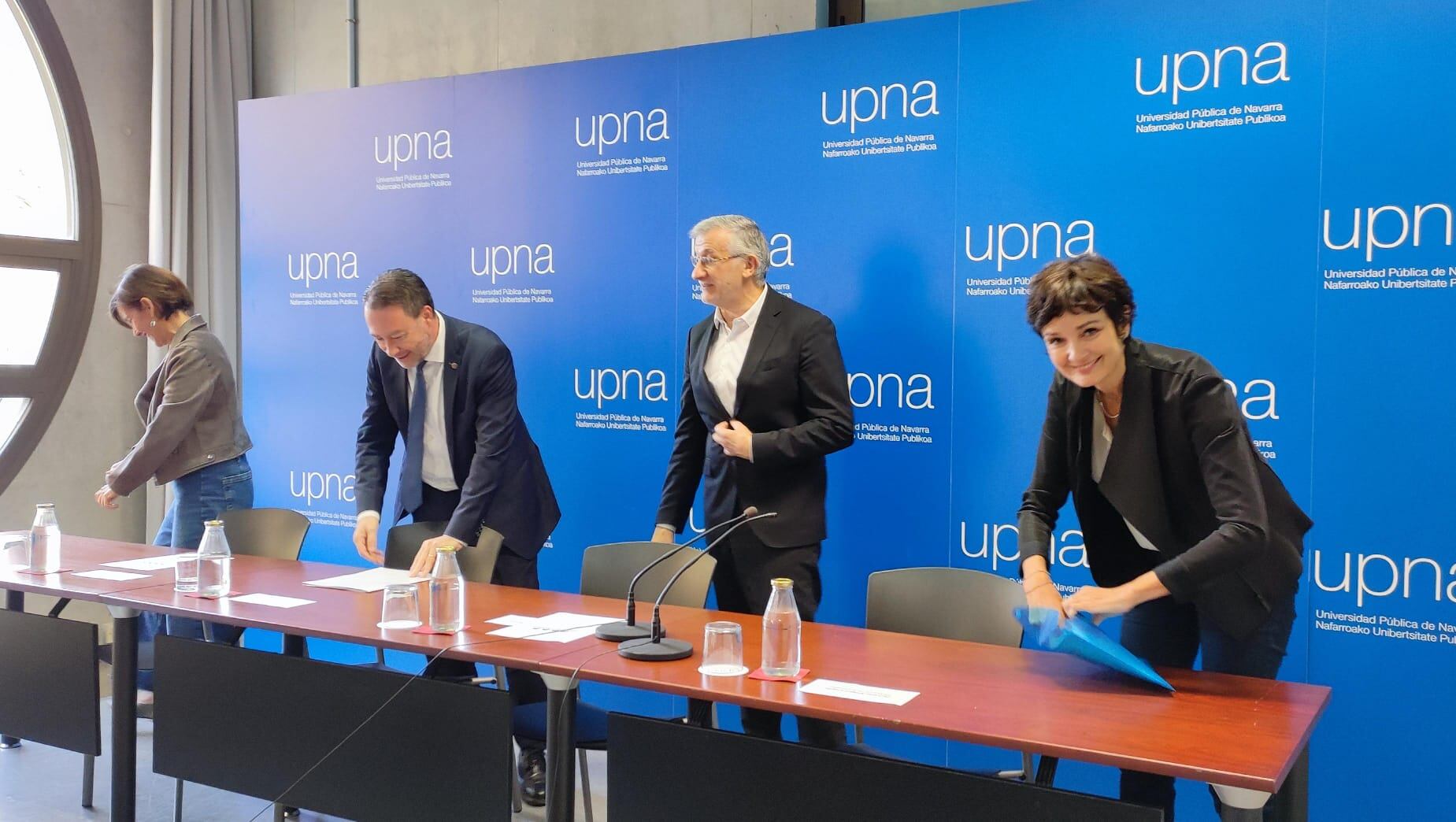 Presentación en la sala de prensa de la UPNA de la Cátedra de Estudios de Género y Feministas. Patricia Amigot -primera por la derecha-, es su directora.