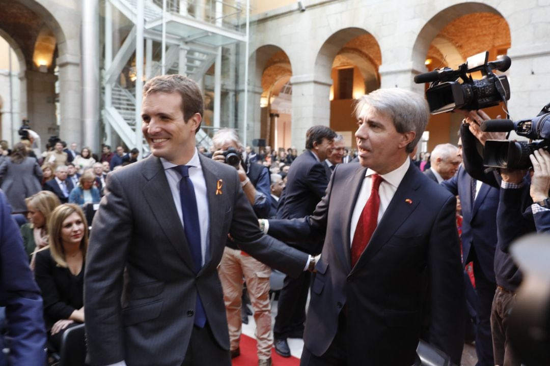 El presidente del Partido Popular, Pablo Casado, y el presidente de la Comunidad de Madrid, Ángel Garrido, durante el acto de homenaje a la Constitución de la Comunidad de Madrid en la Real Casa de Correos.