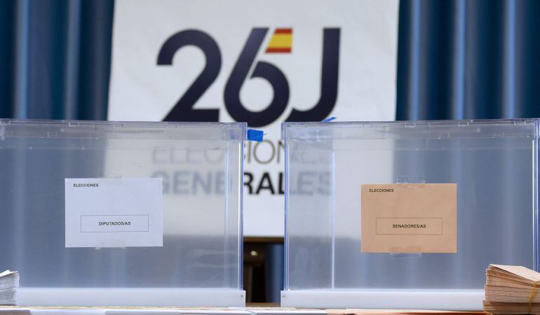 Detalle de las urnas que se usarán en las elecciones generales del próximo 26 de junio en las que los españoles elegirán a sus representantes en el Congreso y el Senado