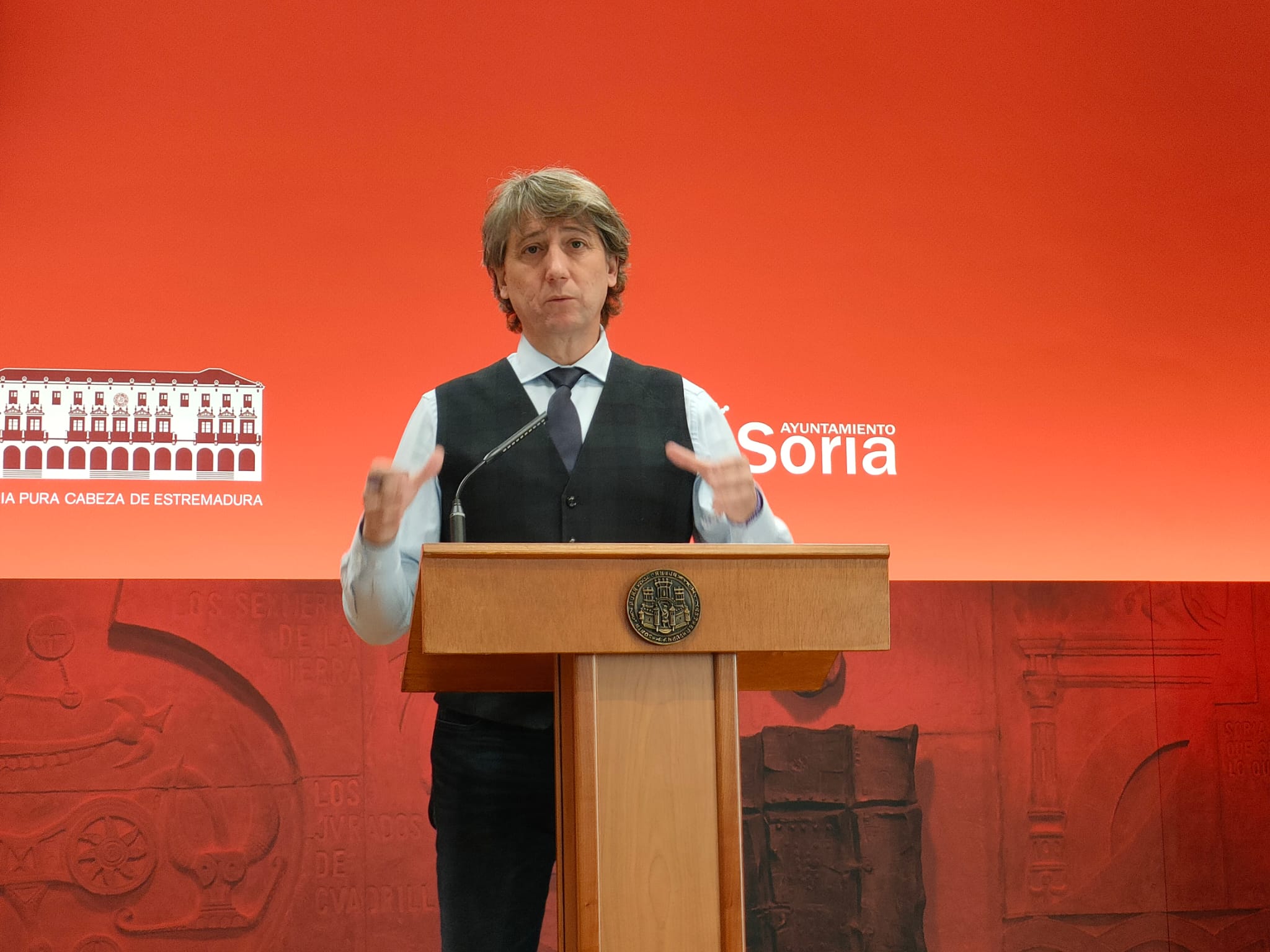 Carlos Martínez, alcalde de Soria, en una rueda de prensa en e Ayuntamiento.