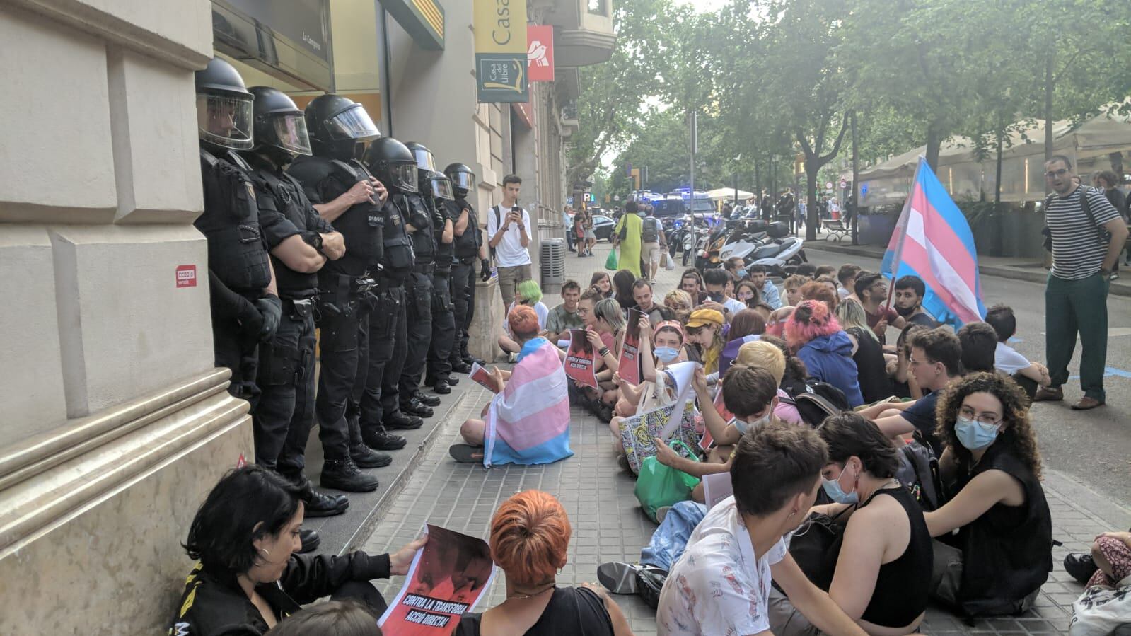 Activistas LGTBI manifestándose en la Casa del Libro de la Rambla de Barcelona.