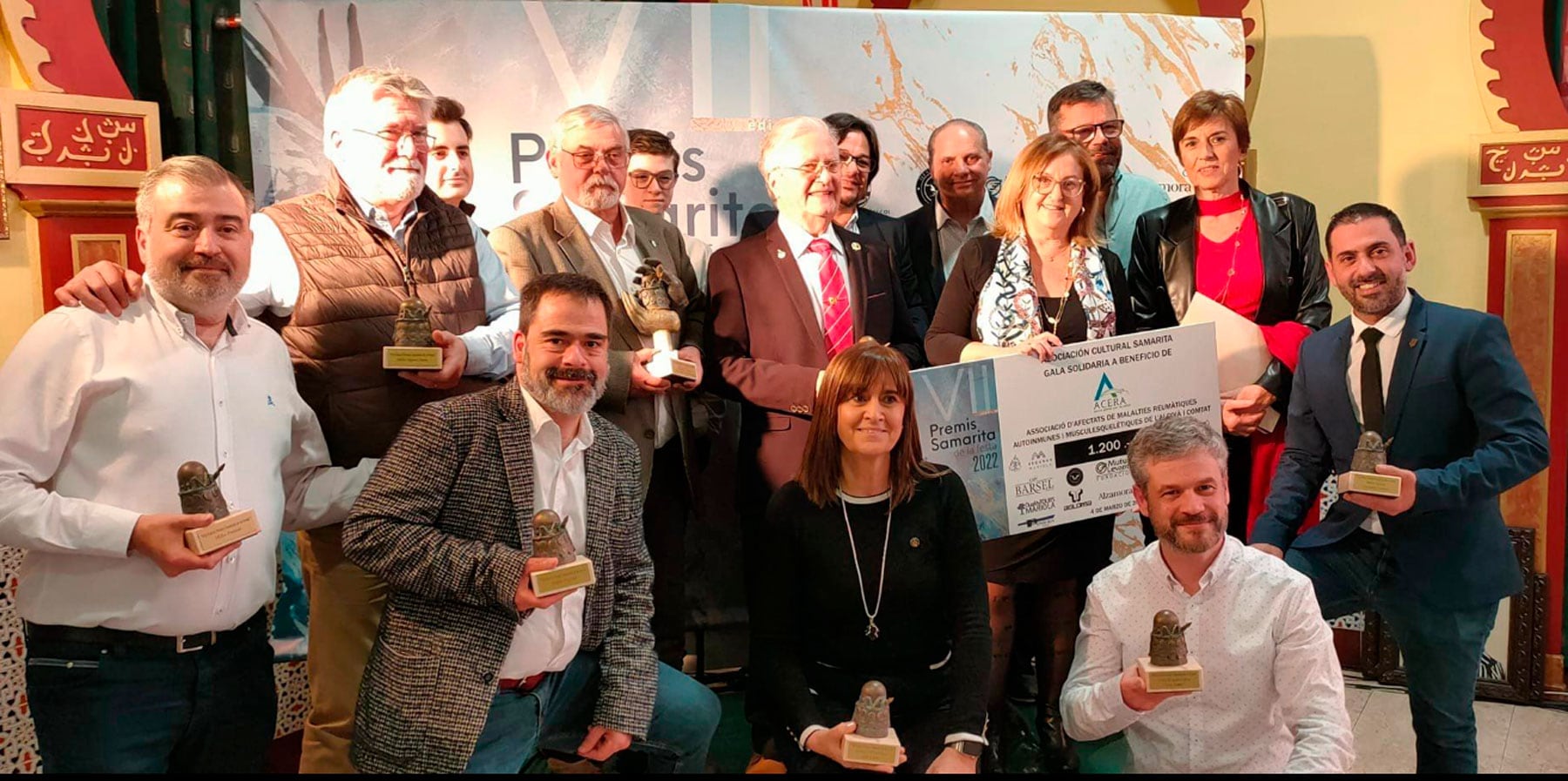 Foto final de familia con todos los galardonados y homenajeados durante la gala de los Premios Samarita