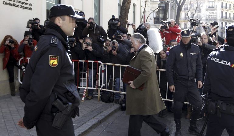 El exsenador y extesorero del PP Luis Bárcenas llega a la sede de la Fiscalía Anticorrupción, en una imagen de archivo.