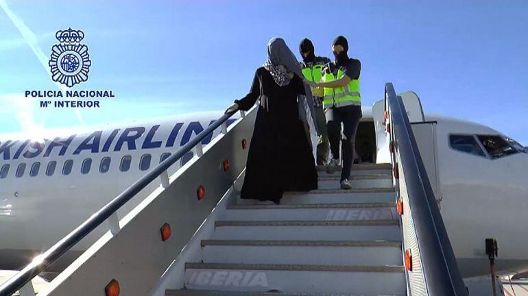 Fotografía facilitada por la Policía Nacional, que ha detenido en el aeropuerto de Málaga a una joven española por su presunta vinculación a Estado Islámico.