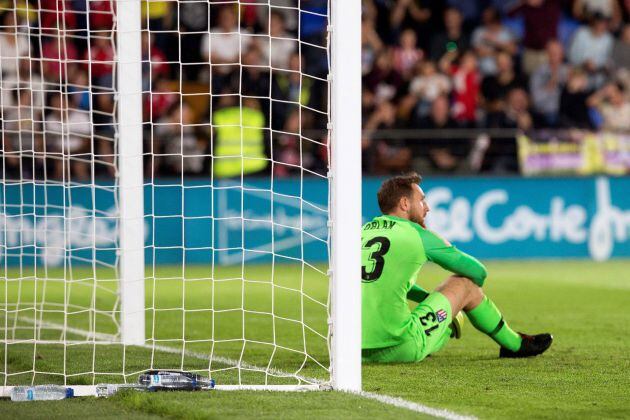 El guardameta esloveno del Atlético de Madrid, Jan Oblak, tras encajar el gol que ha significado el empate del Villarreal, durante el encuentro correspondiente a la novena jornada de primera división que han disputado en el estadio de La Cerámica, en la localidad castellonense.