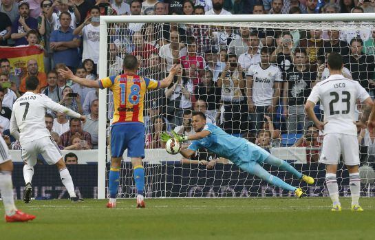 El portero del Valencia detiene un penalti a Cristiano Ronaldo.