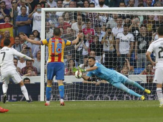 El portero del Valencia detiene un penalti a Cristiano Ronaldo.