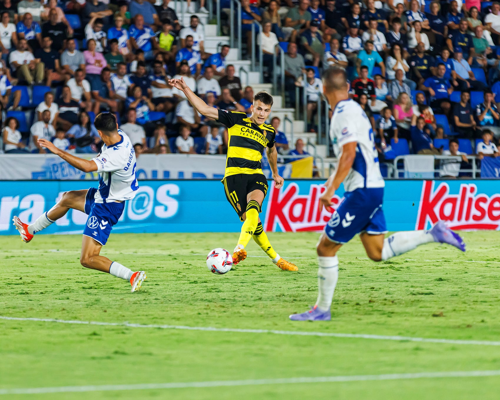 Bazdar anotando uno de sus dos goles al Tenerife.