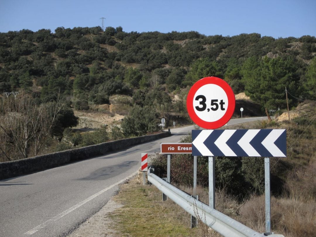 Imagen del Puente Piedra en la carretera que une la autovía de Pinares con la carretera de Arévalo