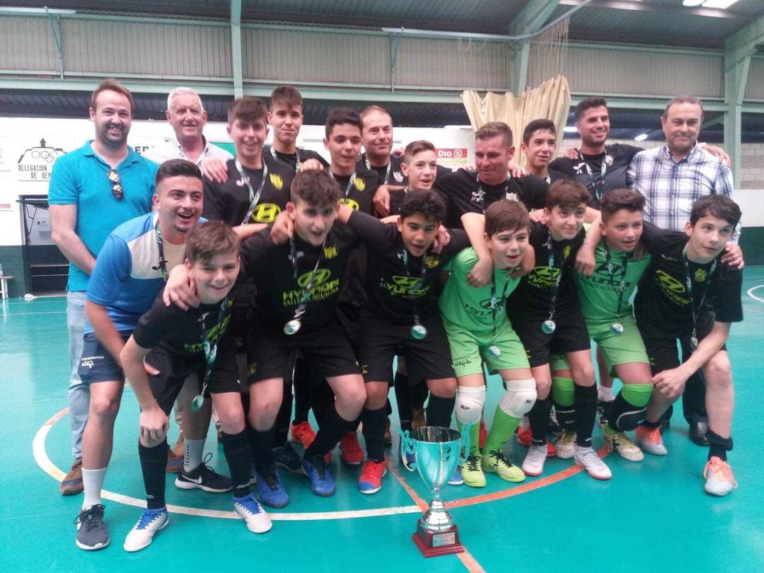 Los campeones de Andalucía posan con la copa.