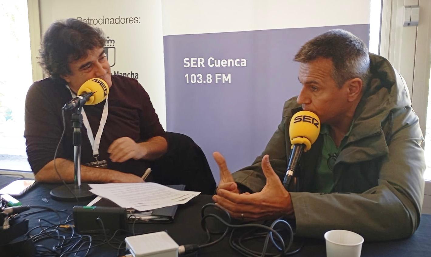 Paco Auñón, director y presentador de Hoy por Hoy Cuenca, entrevista al chef Oriol Castro, del restaurante Disfrutar de Barcelona.