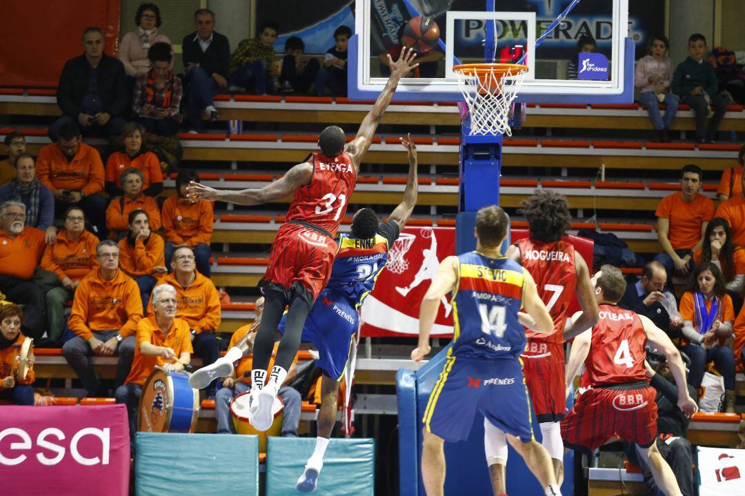 Eyenga (31) durante un lance del partido ante Morabanc Andorra en el &#039;Fernando Martín&#039;.