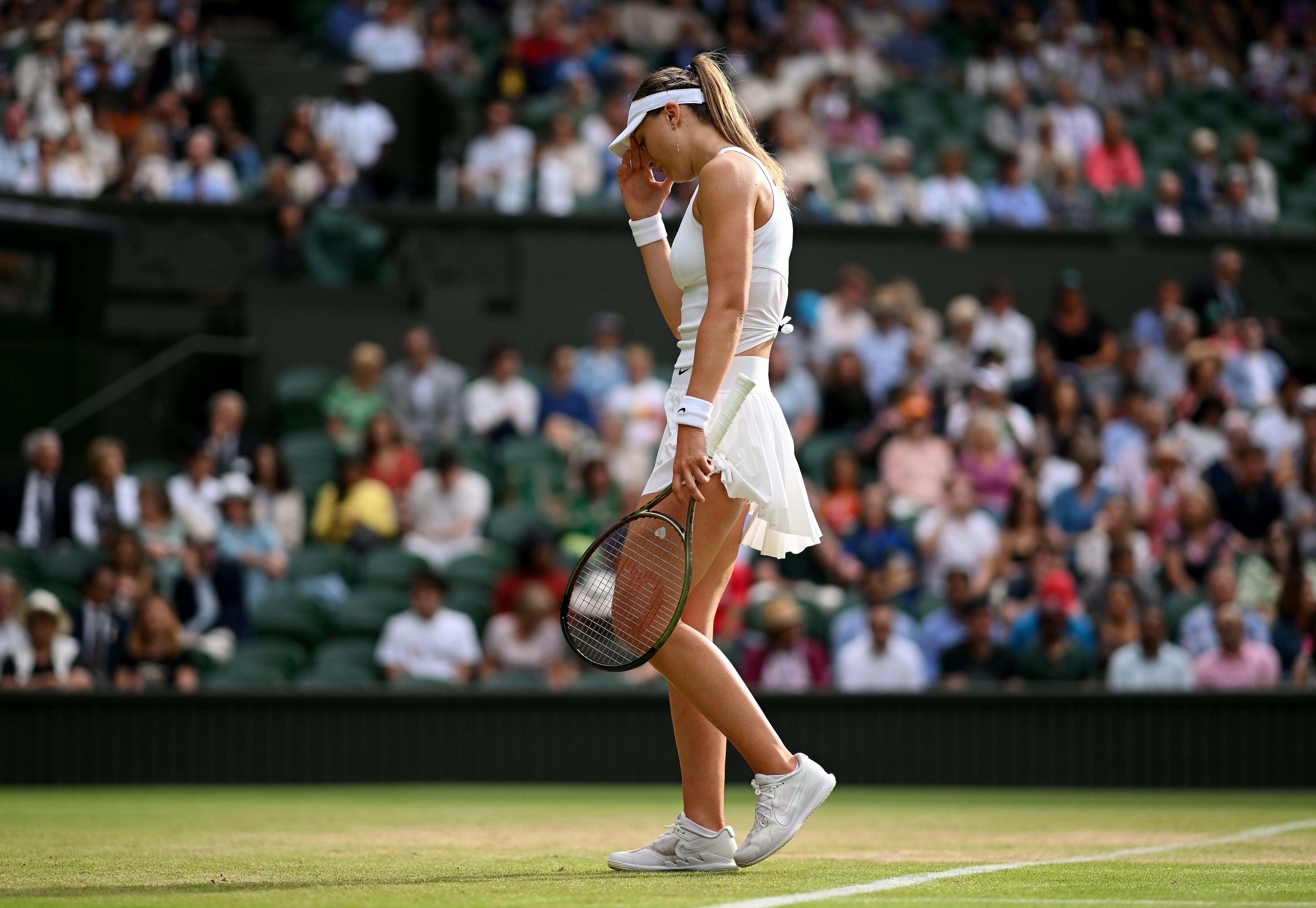 LONDON, ENGLAND - JULY 04: Paula Badosa of Spain reacts against Simona Halep of Romania during their Women&#039;s Singles Fourth Round match on day eight of The Championships Wimbledon 2022 at All England Lawn Tennis and Croquet Club on July 04, 2022 in London, England. (Photo by Shaun Botterill/Getty Images)